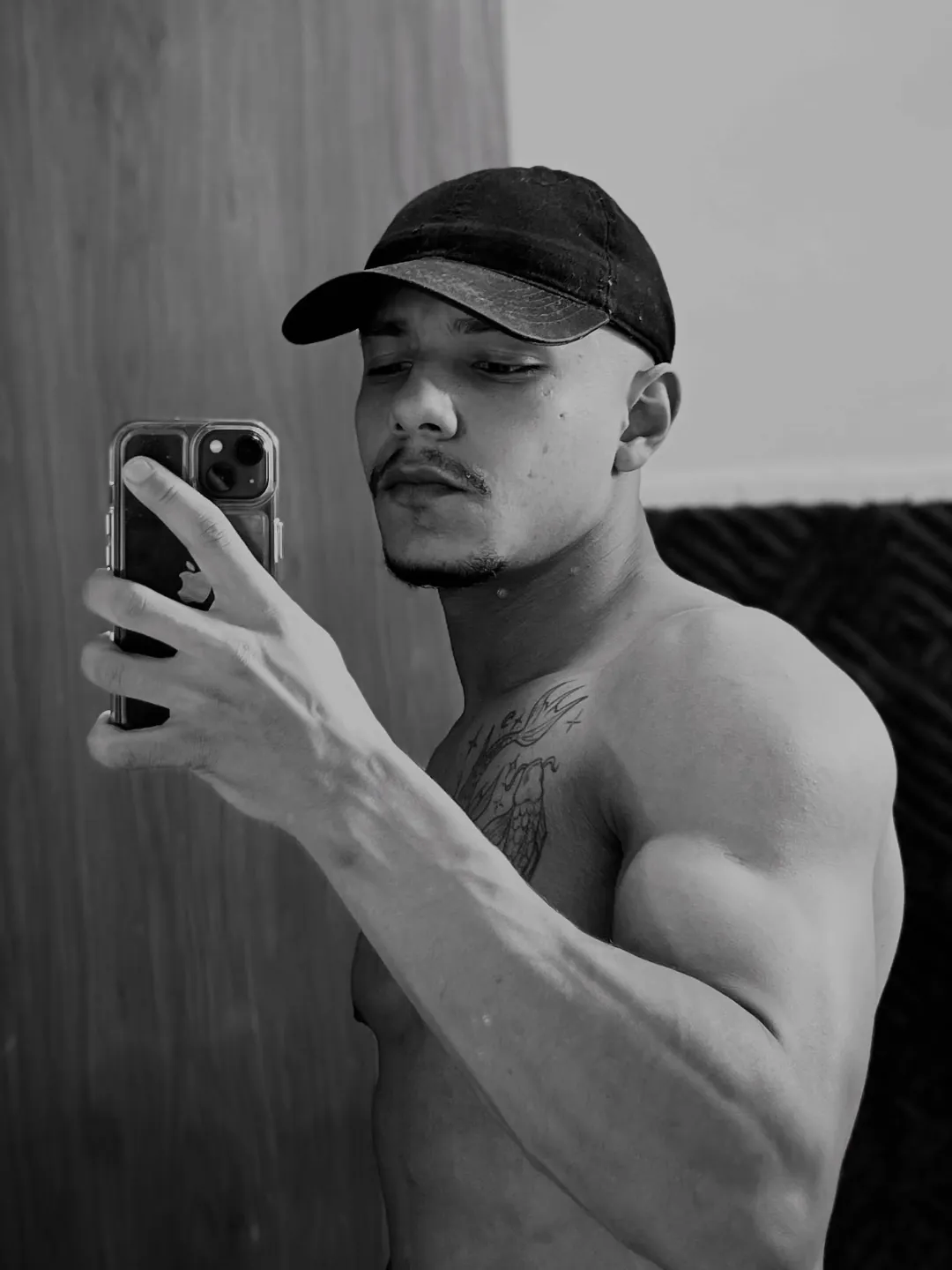 Anderson em foto preto e branco no espelho